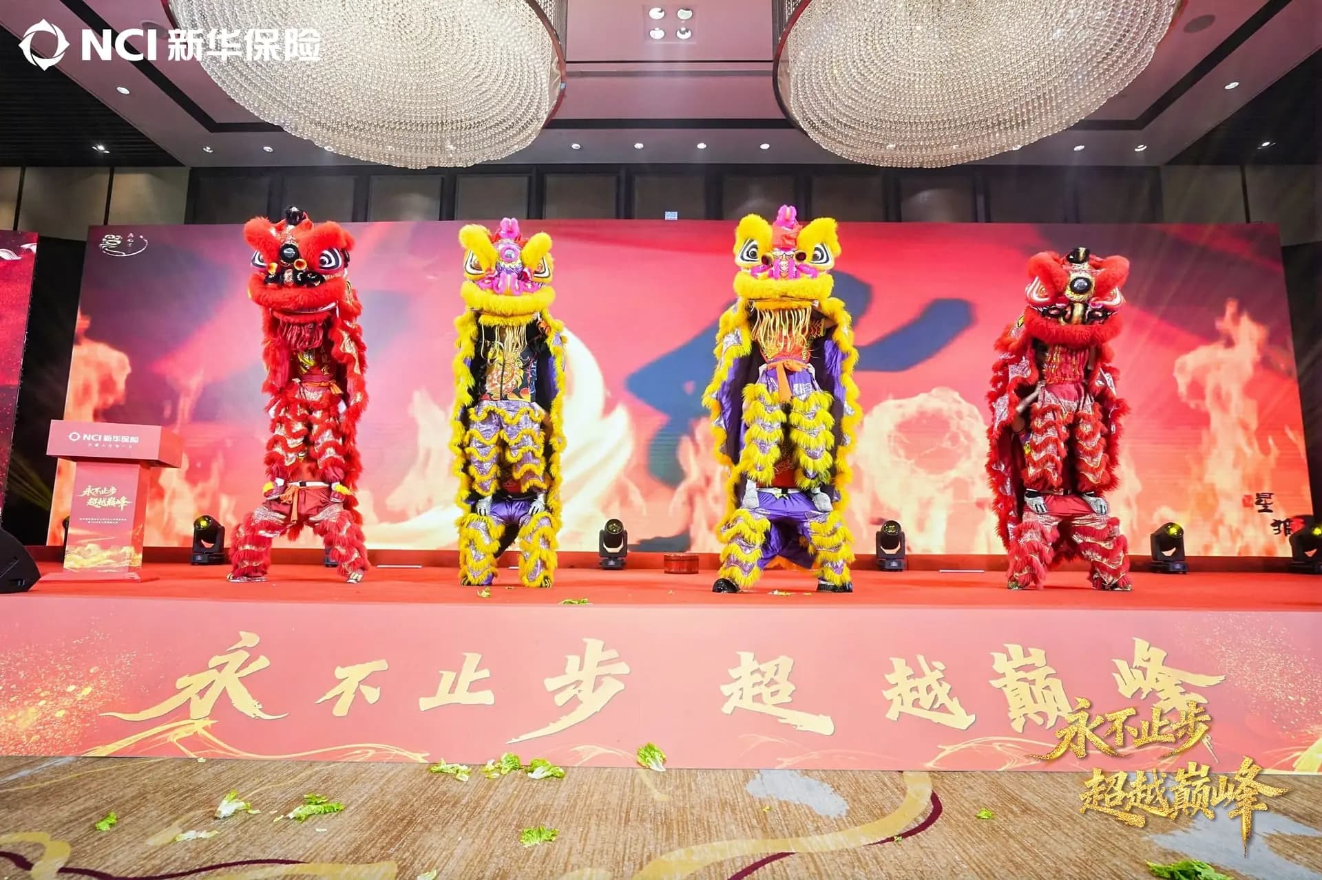 重庆企业年会酒店舞台四头醒狮列队表演现场